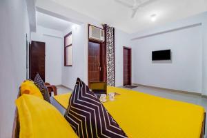 TV a/nebo společenská místnost v ubytování Hotel O Sector 23 Udyog Vihar