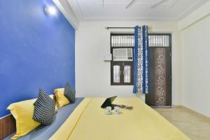 Postel nebo postele na pokoji v ubytování Hotel O Sector 23 Udyog Vihar