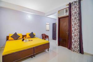 Postel nebo postele na pokoji v ubytování Hotel O Sector 23 Udyog Vihar + 8 fotografií