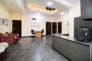 TV a/nebo společenská místnost v ubytování Hotel O Sector 23 Udyog Vihar