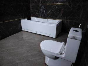 Koupelna v ubytování Collection O Uttaranchal University Premnagar