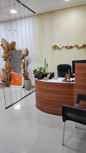 Una oficina con un mostrador de recepción con plantas en macetas. en TACACÁ HOSTEL - Localização Privilegiada, en Belém