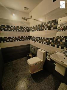 ein Badezimmer mit Toilette und Waschbecken in der Unterkunft Coffee Voyages in Madikeri + 39 Fotos