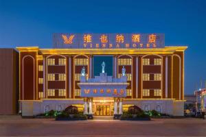un hôtel avec une enseigne sur le devant dans l'établissement Vienna Hotel Guangdong Foshan Wenhua North Road, à Nanhai