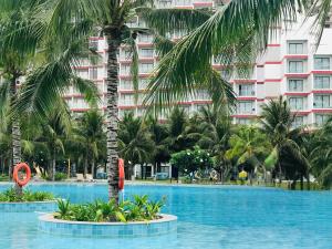 Bazén v ubytování Bãi Dài Rerort nebo v jeho okolí