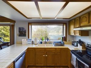 Η κουζίνα ή μικρή κουζίνα στο Breathtaking Ocean, Mountain & Juneau Views