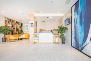 een grote kamer met een keuken en een aanrecht bij Green Tree Inn Anhui Tianchang Economic Development Zone in Tianchang