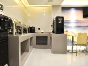 een grote keuken met een aanrecht en stoelen. bij Green Tree Inn Anhui Tianchang Economic Development Zone in Tianchang