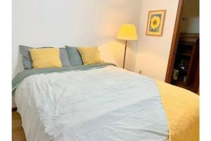 Ένα ή περισσότερα κρεβάτια σε δωμάτιο στο Lovely Condo Across from Downtown w Mountain View