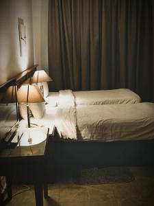 Postel nebo postele na pokoji v ubytování Kindi Suite Hotel