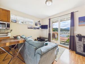 Kuchyň nebo kuchyňský kout v ubytování Harbor View Apartment w water access