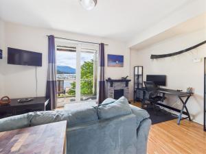 TV a/nebo společenská místnost v ubytování Harbor View Apartment w water access