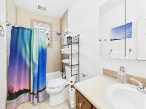 Koupelna v ubytování Harbor View Apartment w water access + 6 fotografií