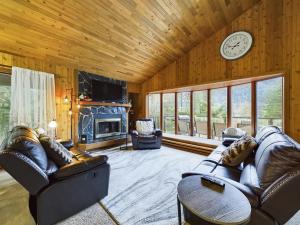 Televiisor ja/või meelelahutuskeskus majutusasutuses Updated Duplex with Mountain & Filtered Water View