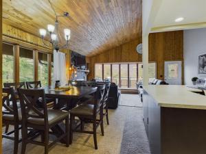 Χώρος καθιστικού στο Ocean & Mountain View Duplex, both sides