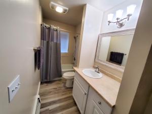 Ένα μπάνιο στο Juneau 3 bedroom home with Ocean & Mountain Views +52 φωτογραφίες