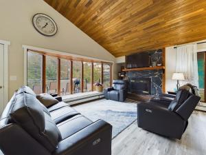 Χώρος καθιστικού στο Juneau 3 bedroom home with Ocean & Mountain Views