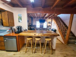 O bucătărie sau chicinetă la Juneau Cabin near Eaglecrest & Trails