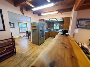 O bucătărie sau chicinetă la Juneau Cabin near Eaglecrest & Trails +8 fotografii