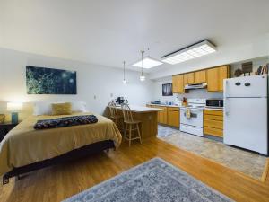 Η κουζίνα ή μικρή κουζίνα στο Downtown Juneau Gem 1BR Apt with Stunning Views!