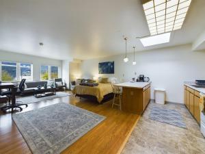 Η κουζίνα ή μικρή κουζίνα στο Downtown Juneau Gem 1BR Apt with Stunning Views!