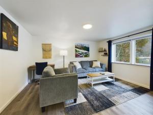 Χώρος καθιστικού στο Ocean & Mountain View Home, near Downtown Juneau