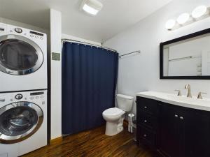 Ένα μπάνιο στο Ocean & Mountain View Home, near Downtown Juneau +56 φωτογραφίες