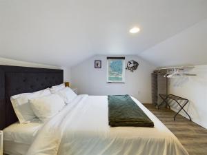 Ένα ή περισσότερα κρεβάτια σε δωμάτιο στο Ocean & Mountain View Home, near Downtown Juneau