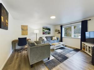 Μια τηλεόραση ή/και κέντρο ψυχαγωγίας στο Updated Douglas Apartment, Near Downtown and Skiing