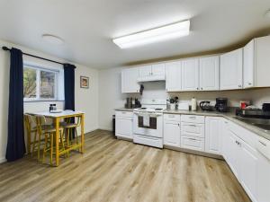 Η κουζίνα ή μικρή κουζίνα στο Updated Douglas Apartment, Near Downtown and Skiing
