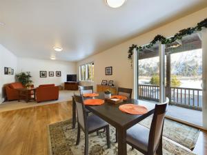 Χώρος καθιστικού στο Ocean Views & Huge Deck Walk to Beach & Trails!