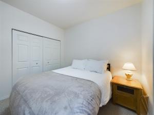 Ένα ή περισσότερα κρεβάτια σε δωμάτιο στο Ocean Views & Huge Deck Walk to Beach & Trails!