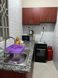 Η κουζίνα ή μικρή κουζίνα στο The Black mamba