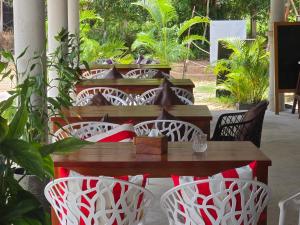ロン島にあるWhite Beach Hostelの赤と白の枕が付いたテーブルと椅子