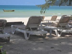 ロン島にあるWhite Beach Hostelのビーチに置かれた長椅子と椅子の集まり +16枚の写真