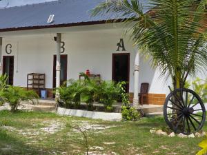 una casa con una rueda delante de ella en White Beach Hostel, en Koh Rong
