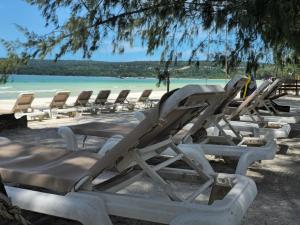 ロン島にあるWhite Beach Hostelの浜辺のラウンジチェア