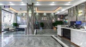 a lobby with a reception desk in a building at GELI Kunming North Railway Station Zoo in Kunming