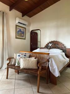 Ένα ή περισσότερα κρεβάτια σε δωμάτιο στο Host Company Jaco Luxury