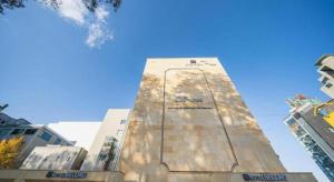 ウォンジュにあるWonju Bellino Hotelの街の真ん中にある高層ビル