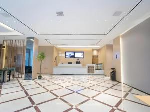 een grote kamer met een lobby met een receptie bij City Comfort Inn Jiujiang Gongqing Science and Technology College High-speed Railway Station in Gongqingcheng