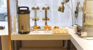 een toonbank met een koffiezetapparaat en enkele desserts bij City Comfort Inn Jiujiang Gongqing Science and Technology College High-speed Railway Station in Gongqingcheng