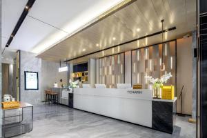 een lobby met receptie in een gebouw bij Echarm Hotel Zhuzhou Liling in Li-ling-hsien