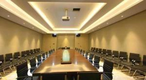 a conference room with a long table and chairs at Echarm Hotel Shenzhen World Exhibition and Convention Center in Fenghuangwei