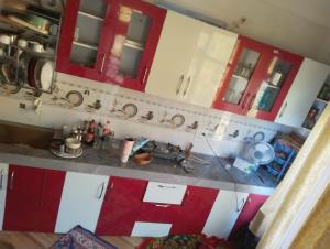 Kuchyň nebo kuchyňský kout v ubytování Bushahri Homestay - Food & Stay