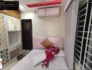 Hotel The Manha LTD Purana Paltan في داكا: غرفة نوم صغيرة بها سرير ونافذة