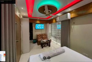 Hotel The Manha LTD Purana Paltan في داكا: غرفة مستشفى بسرير وتلفزيون