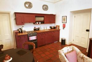 A kitchen or kitchenette at Triumphal Arch Lodge