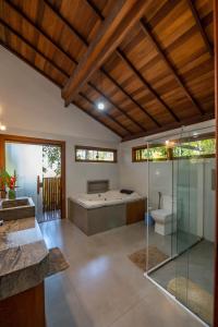 a bathroom with a tub and a shower and a toilet at Casa alto padrão próximo a praia, suíte, jacuzzi in Marau +27 photos