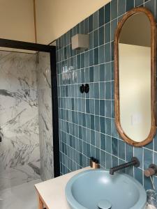 a bathroom with a sink and a mirror at Quinta Revira Volta in Nesperal